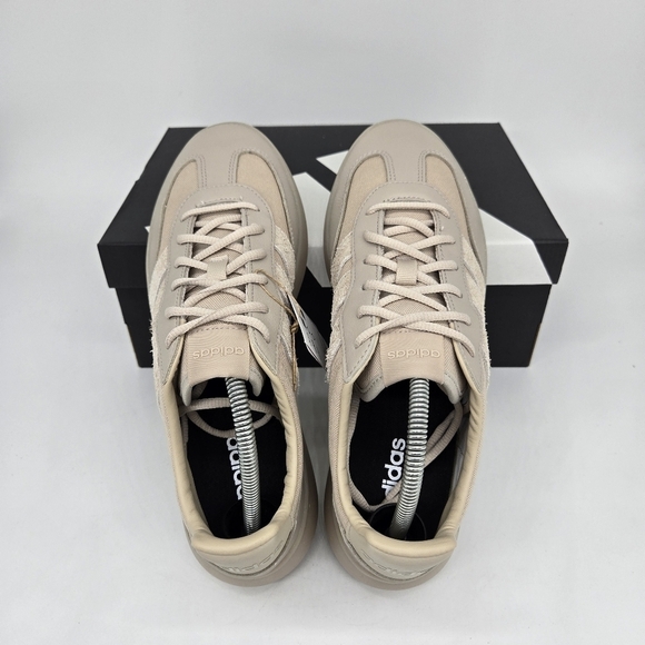 Athletic_Shoes